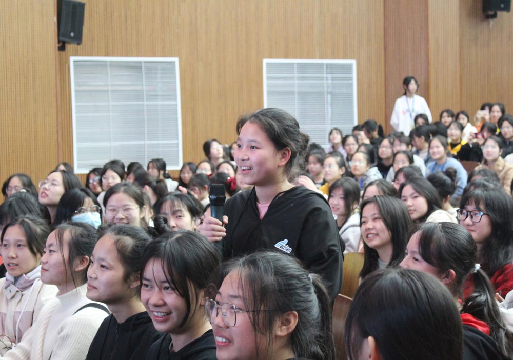 自知?自愛?自律——衡陽幼兒師范高等?？茖W校耒陽學院舉行女生專題教育講座