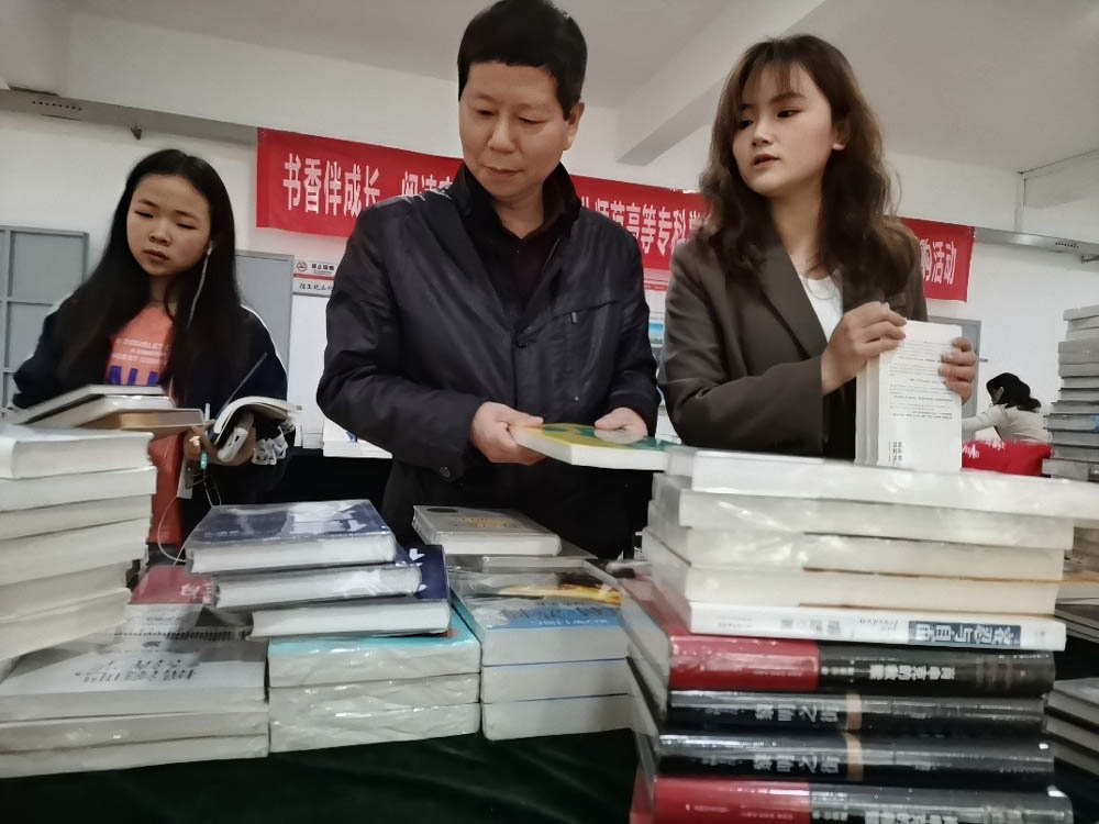 “書香伴成長，閱讀育新人”——我校圖書館成功舉辦 “你選書，我買單”活動(dòng)