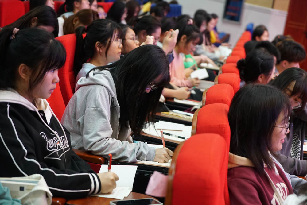 聆聽黨的知識(shí)與輝煌黨史，譜寫精神信念的“高歌”——衡陽(yáng)幼兒師范高等?？茖W(xué)校舉辦2021年度業(yè)余黨校第一期培訓(xùn)班