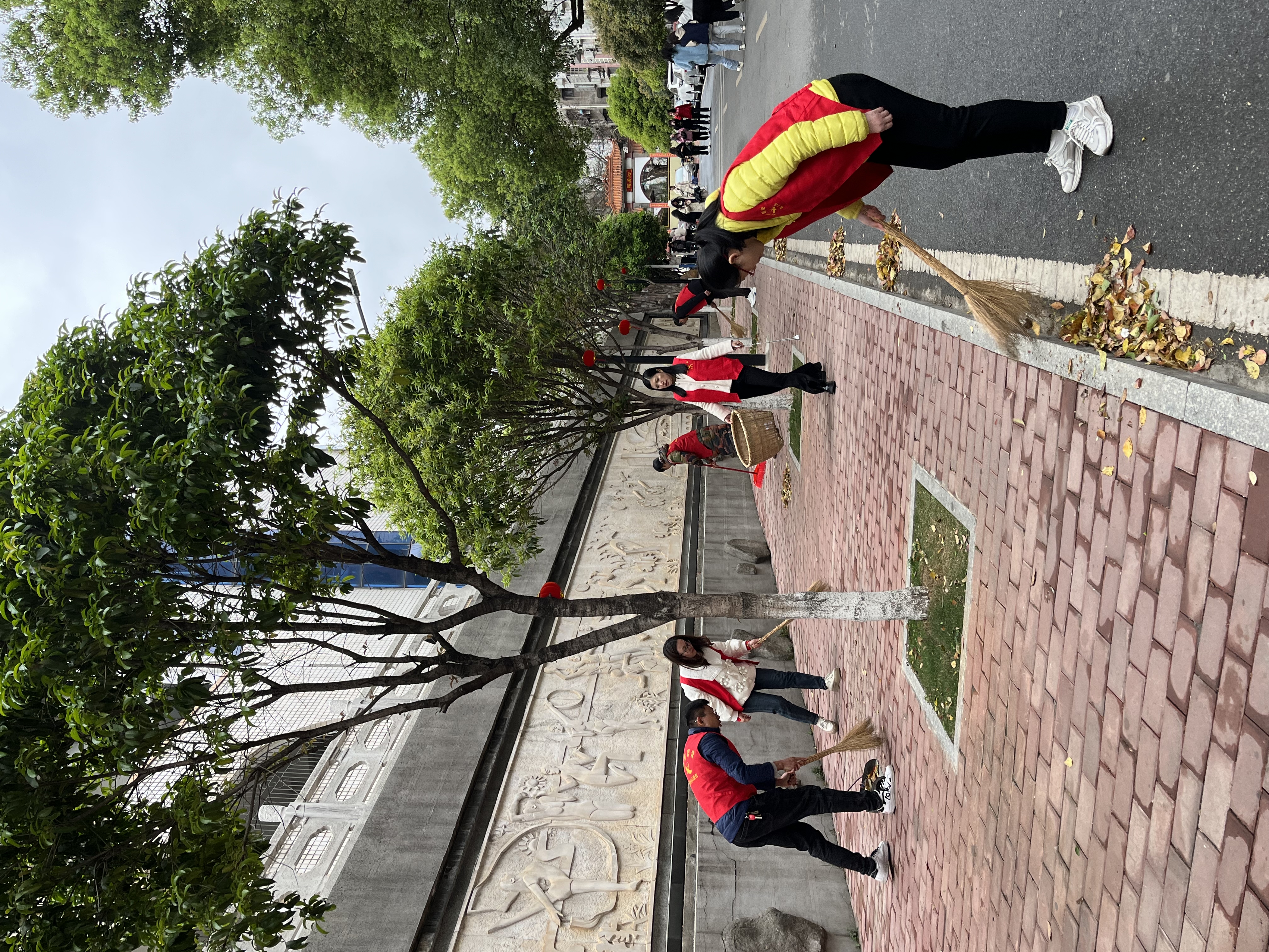 創(chuàng)文在行動(dòng)：衡陽(yáng)幼兒師專開展校園包路段衛(wèi)生清掃志愿者活動(dòng)