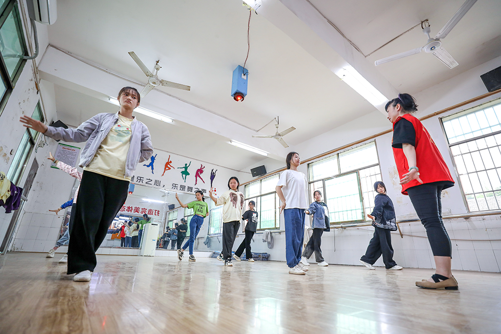 “藝”起成長(zhǎng)，伴你同行 ——衡陽(yáng)幼兒師專志愿者赴衡南縣松江聯(lián)合學(xué)校長(zhǎng)嶺校區(qū)開展支教幫扶活動(dòng)