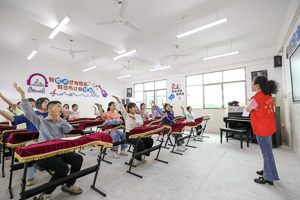 衡陽幼兒師專學前教育系赴衡南縣茶市聯(lián)合學校開展留守兒童結(jié)對幫扶工作